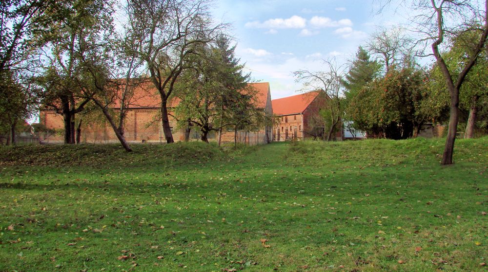 Denkmalschutz-Bauernhof-mit-fruchtbarem-Gartenland-Ansicht vom-Fluss