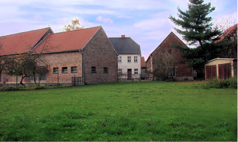 Denkmalschutz-Bauernhof-Gartenansicht-links-Huehnerstall-mit-grossem-Freigehege-rechts-Gartengeraetehaus