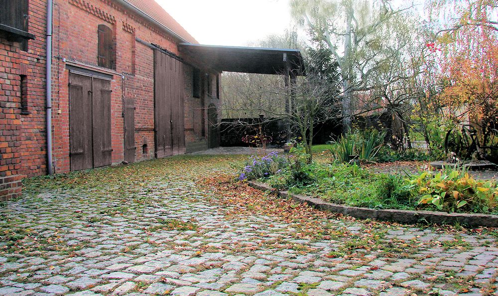 Dennkmalschutz-Bauernhof-grosses-Rolltor-zur-Scheunentenne